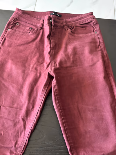 vaqueros ajustados color burdeos — pre-loved on Thrifted.mt
