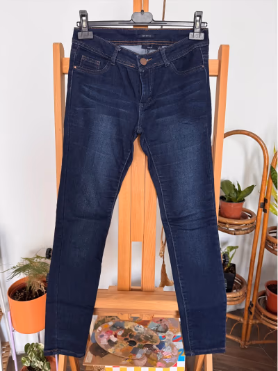 vaqueros ajustados de lavado oscuro by Kiabi — pre-loved on Thrifted.mt