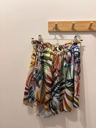 Tropical leaf print shorts — pre-loved on Thrifted.mt