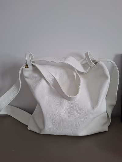 Stylish and versatile leather bag — pre-loved on Thrifted.mt