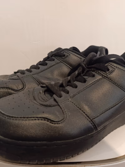 Ténis clássicos pretos de cano baixo — pre-loved on Thrifted.mt