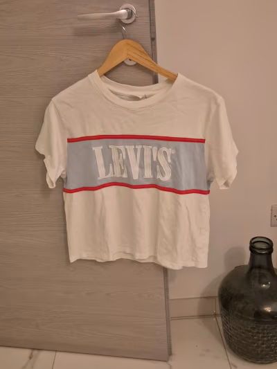 Levi's Logo Graphic T-Shirt by Levi's — pre-loved on Thrifted.mt