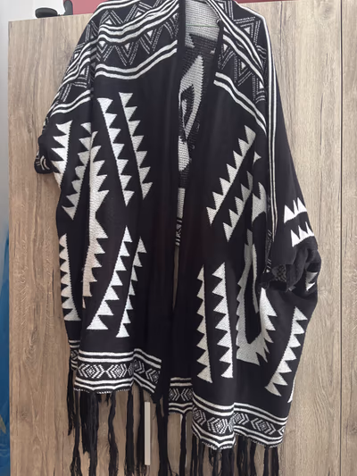 Cárdigan de punto calado con motivos aztecas — pre-loved on Thrifted.mt