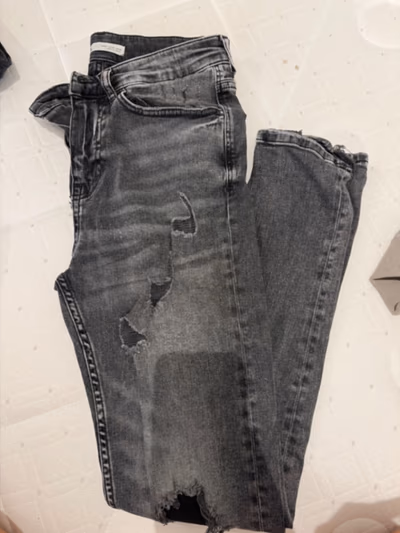 Zara Grey Distressed Skinny Jeans by Zara — pre-loved on Thrifted.mt