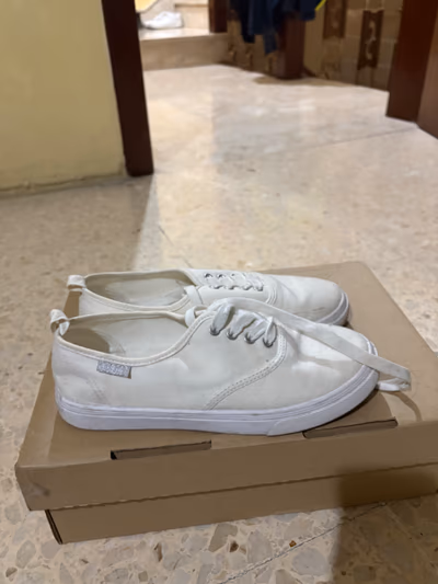 Casual White Canvas Sneakers — pre-loved on Thrifted.mt