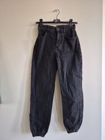 Black high-waisted tapered jeans by Bershka — pre-loved on Thrifted.mt