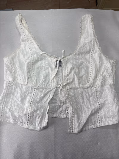 Blusa branca de renda com amarração frontal by Kiabi — pre-loved on Thrifted.mt
