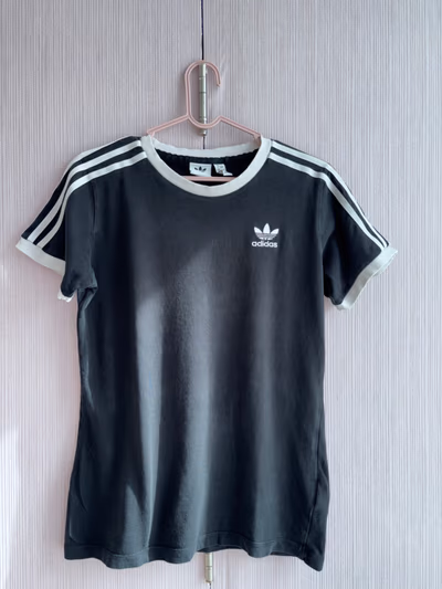 Camiseta Adidas by Adidas — pre-loved on Thrifted.mt