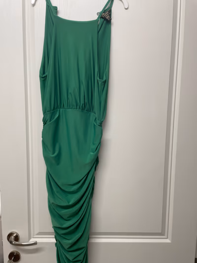 vestido midi verde fruncido by Lipsy — pre-loved on Thrifted.mt