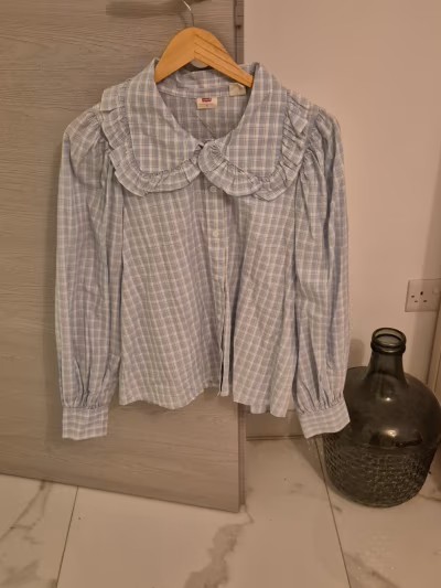 Levi's ruffled plaid shirt by Levi's — pre-loved on Thrifted.mt