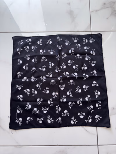 Skull and Crossbones Bandana — pre-loved on Thrifted.mt