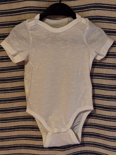 white baby bodysuit — pre-loved on Thrifted.mt