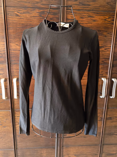 Black long sleeve crew neck by Adam pour Eve — pre-loved on Thrifted.mt
