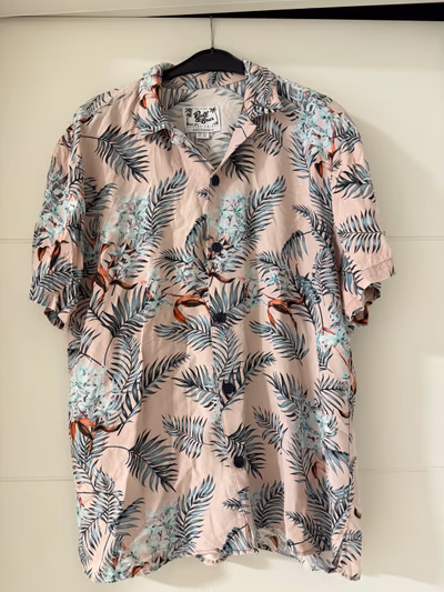 Camisa de manga curta com padrão tropical by Pull&Bear — pre-loved on Thrifted.mt