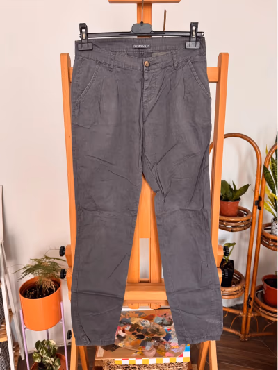 Pantalones chinos de algodón gris Terranova by Terranova — pre-loved on Thrifted.mt