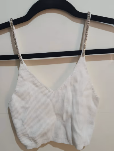 Top corto acanalado con tirantes y pedrería blanca by Bershka — pre-loved on Thrifted.mt