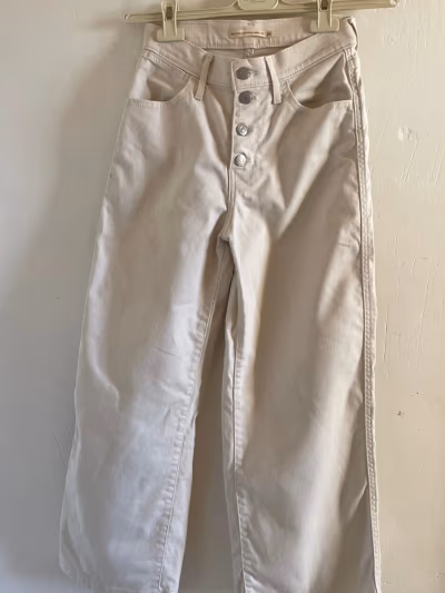 Off-white Levi Cropped Wide-Legged Jeans by Levi's — pre-loved on Thrifted.mt