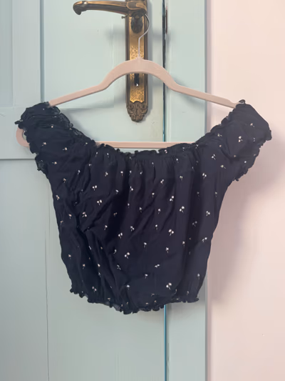 Brandy Melville off-shoulder top by Brandy Melville — pre-loved on Thrifted.mt