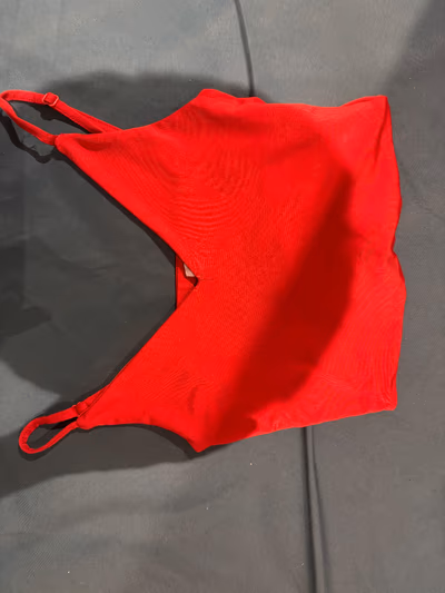 Top camisola curto, sem mangas e vermelho by Amisu — pre-loved on Thrifted.mt
