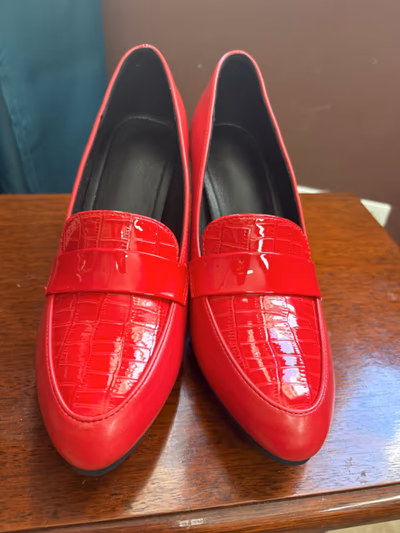 Mocassins vermelhos com efeito crocodilo e acabamento envernizado — pre-loved on Thrifted.mt