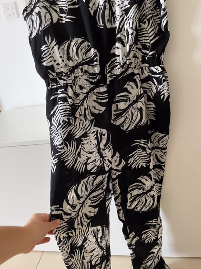 Macacão com estampa de folha de Monstera — pre-loved on Thrifted.mt