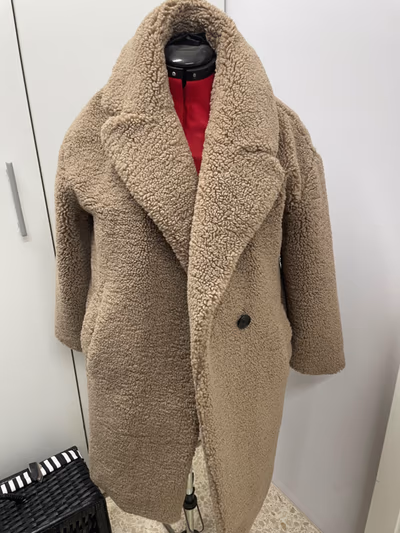 Abrigo de peluche beige by Zara — pre-loved on Thrifted.mt