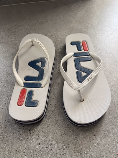 Chinelos de dedo da Fila by Fila — pre-loved on Thrifted.mt
