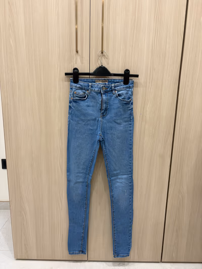 Blue skinny high-waist jeans — pre-loved on Thrifted.mt