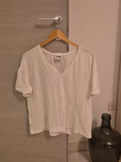 Bimba y Lola white t-shirt by Bimba y Lola — pre-loved on Thrifted.mt