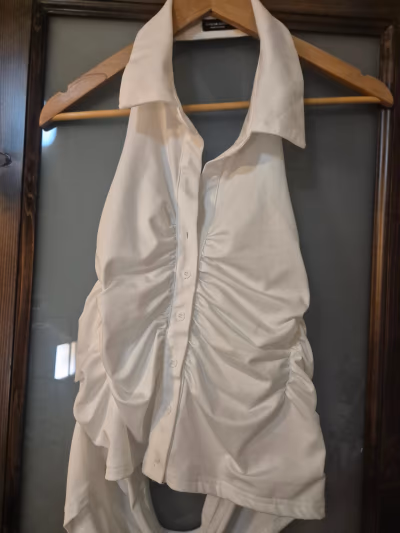 Top corto bianco con scollo a V e allacciatura al collo, taglie forti, di SHEIN MOD — pre-loved on Thrifted.mt