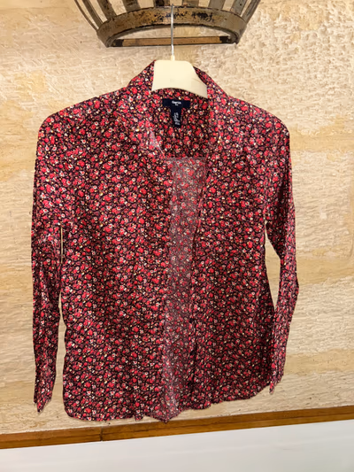 Floral button up shirt by GAP — pre-loved on Thrifted.mt