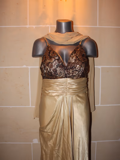 Abito da sera in raso dorato, taglia 40 (UE) by Helin Abiye — pre-loved on Thrifted.mt