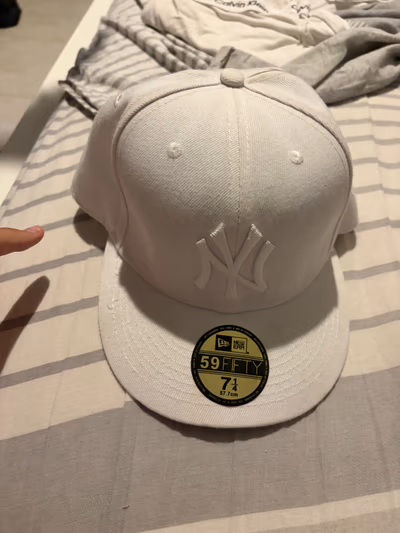 White New Era Yankees Cap by New Era — pre-loved on Thrifted.mt
