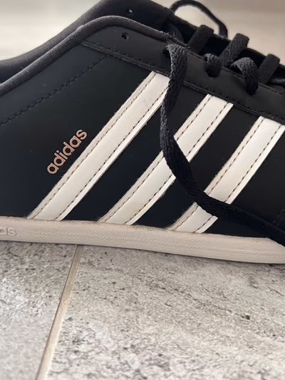 Ténis clássicos Adidas em preto e branco by Adidas — pre-loved on Thrifted.mt
