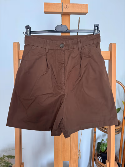 Pantalones cortos de algodón marrón de Monki by Monki — pre-loved on Thrifted.mt