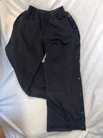 Side-buttons sweatpants — pre-loved on Thrifted.mt