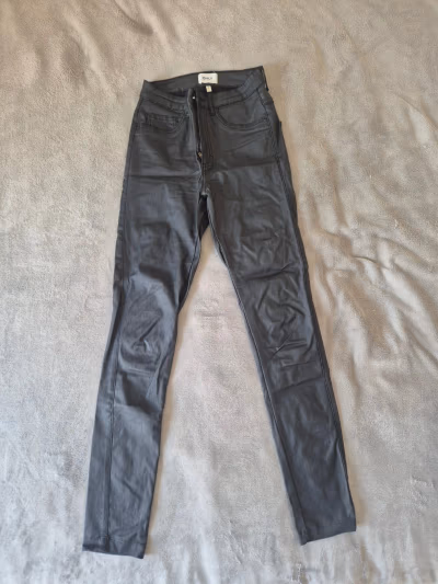 Pantalones ajustados con acabado «ONLY» by ONLY — pre-loved on Thrifted.mt
