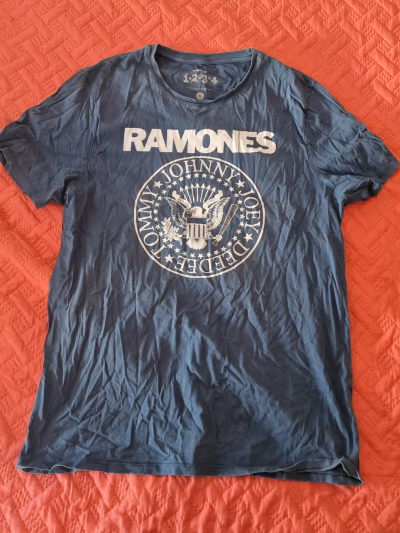 Ramones band logo graphic t-shirt by Ramones — pre-loved on Thrifted.mt