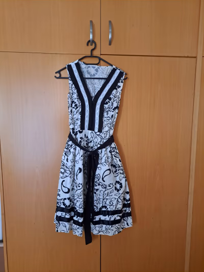 Vintage Black and white floral dress — pre-loved on Thrifted.mt