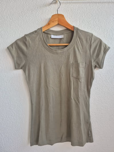 Champion olive cotton pocket t-shirt by Champion — pre-loved on Thrifted.mt