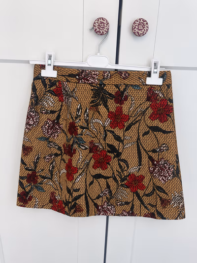 Floral pattern mini skirt by Zara — pre-loved on Thrifted.mt