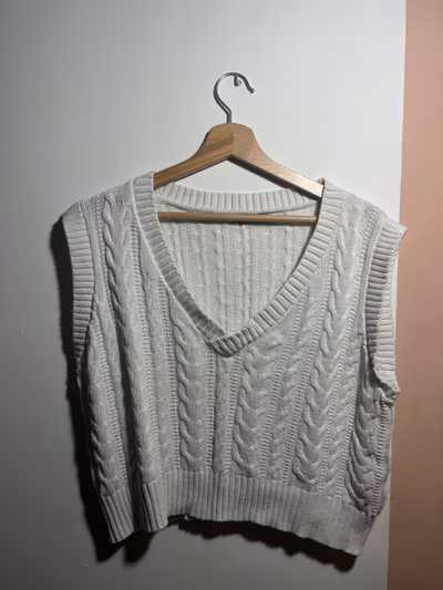 White Crop Cable Knit V Neck Jumper by Stradivarius — pre-loved on Thrifted.mt