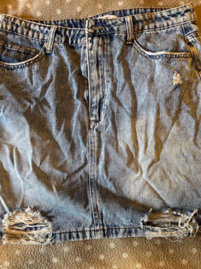 Minifalda vaquera desgastada by FREE 2BU — pre-loved on Thrifted.mt