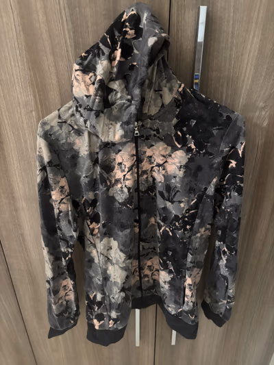 Floral Zip-Up Hoodie by Tezenis — pre-loved on Thrifted.mt