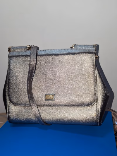 Bolso metálico de Dolce & Gabbana by Dolce & Gabbana — pre-loved on Thrifted.mt