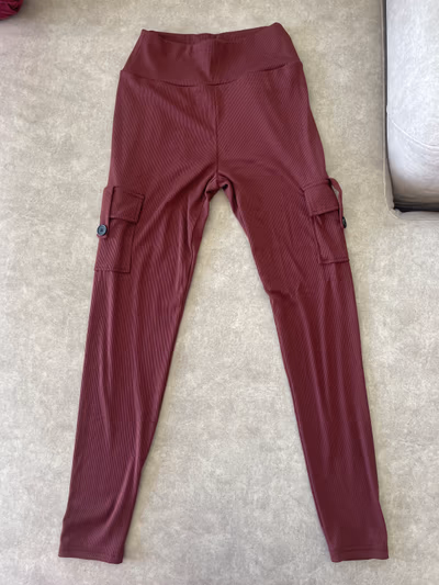 Ribbed Burgundy Cargo leggings — pre-loved on Thrifted.mt