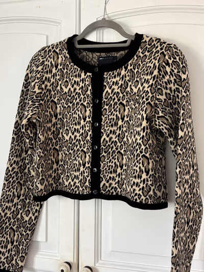 Cárdigan corto abotonado con estampado de leopardo by ASOS DESIGN — pre-loved on Thrifted.mt
