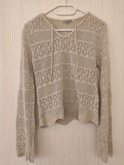 Beige knit top — pre-loved on Thrifted.mt