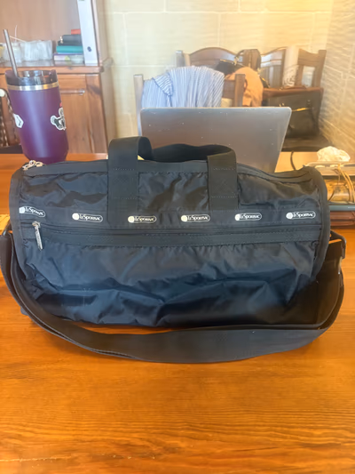 LeSportsac black weekend travel bag by LeSportsac — pre-loved on Thrifted.mt