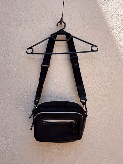 Borsa a tracolla per fotocamera ASOS Design — pre-loved on Thrifted.mt